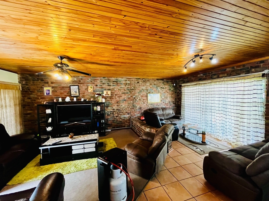 4 Bedroom Property for Sale in Pellissier Free State